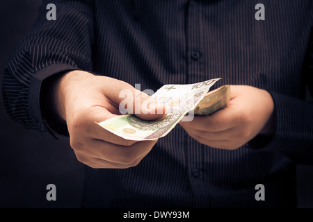 Die Person, die bestimmte Menge an Geld zählen Stockfoto