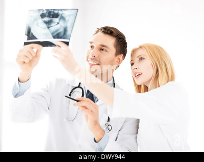 Zwei ärzte suchen an x-ray Stockfoto