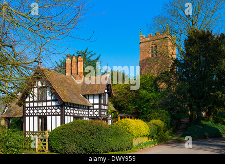 Ein schwarzen und weißen Häuschen neben Str. Marys Kirche in dem Dorf Sheriffhales, in der Nähe von Shifnal, Shropshire. Stockfoto