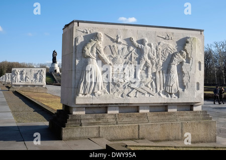 Marmor-Sarkophag auf sowjetische Denkmal, Treptower Park, Berlin, Deutschland Stockfoto