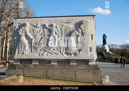 Marmor-Sarkophag auf sowjetische Denkmal, Treptower Park, Berlin, Deutschland Stockfoto