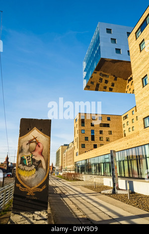 Segment der Berliner Mauer vor Nhow-Hotel, Berlin, Deutschland Stockfoto