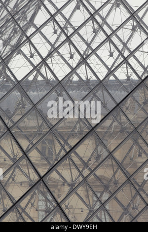 Die Pyramide des Louvre an einem bewölkten Tag in Paris Frankreich Stockfoto