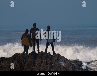 Surfer, die auf Felsen, Blick auf das Meer, Westward Ho!, Devon, UK Stockfoto