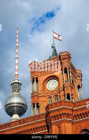 Rotes Rathaus - Rathaus und Fernsehturm, Berlin, Deutschland Stockfoto