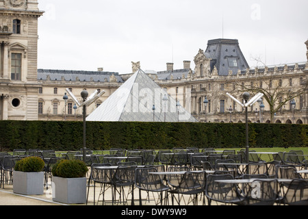 Die Pyramide des Louvre an einem bewölkten Tag in Paris Frankreich Stockfoto