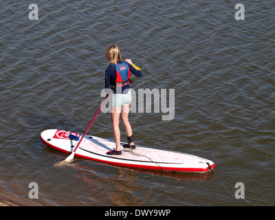 Junge Frau auf ein Stand up Paddle board Stockfoto
