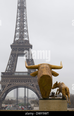 Stier Skulptur The Trocodero Palais de Chaillot mit Blick auf den berühmten Eiffelturm Paris Frankreich Stockfoto