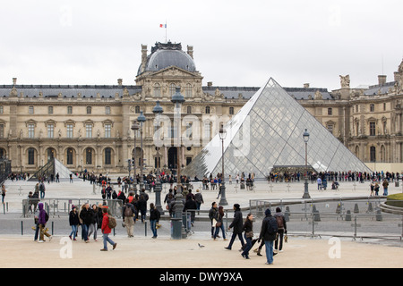 Die Pyramide des Louvre an einem bewölkten Tag in Paris Frankreich Stockfoto