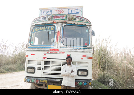 1 indischer Mann stehend in der Nähe von LKW Stockfoto