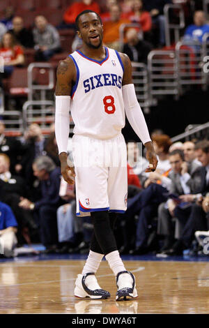 12. März 2014: Philadelphia 76ers guard Tony Wroten (8) blickt auf eine während der NBA-Spiel zwischen den Sacramento Kings und die Philadelphia 76ers im Wells Fargo Center in Philadelphia, Pennsylvania. Die Könige gewann 115-98. Christopher Szagola/Cal-Sport-Medien Stockfoto