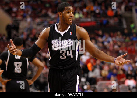 12. März 2014: Sacramento Kings weiterleiten Jason Thompson (34) Reatcs während der NBA-Spiel zwischen den Sacramento Kings und die Philadelphia 76ers im Wells Fargo Center in Philadelphia, Pennsylvania. Die Könige gewann 115-98. Christopher Szagola/Cal-Sport-Medien Stockfoto