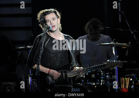 Austin, Texas, USA. 13. März 2014. Matthew Healy mit der Band 1975 führt auf MtvU Woodie Awards während SXSW am 13. März 2014 in Austin, Texas - USA. © Manuel Nauta/NurPhoto/ZUMAPRESS.com/Alamy Live-Nachrichten Stockfoto