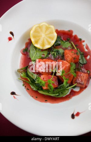 Wildlachs gefangen in einer Verringerung der Sauce mit grünen Stockfoto