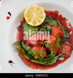 Wildlachs gefangen in einer Verringerung der Sauce mit grünen Stockfoto