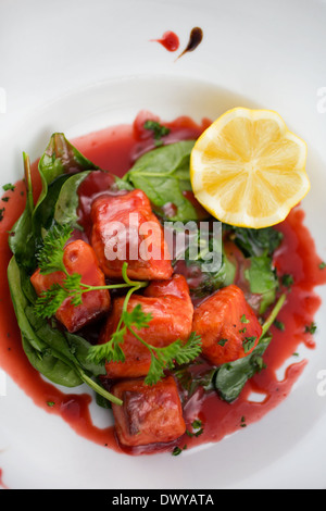 Wildlachs gefangen in einer Verringerung der Sauce mit grünen Stockfoto