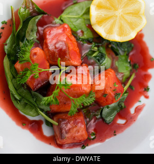 Wildlachs gefangen in einer Verringerung der Sauce mit grünen Stockfoto