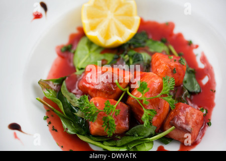 Wildlachs gefangen in einer Verringerung der Sauce mit grünen Stockfoto