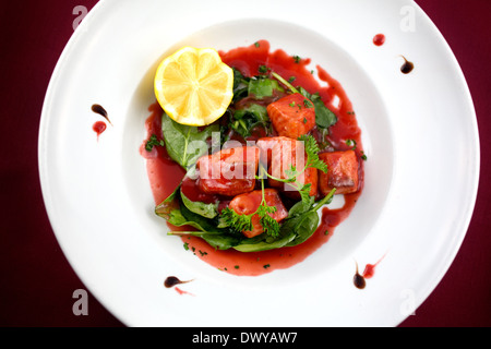 Wildlachs gefangen in einer Verringerung der Sauce mit grünen Stockfoto