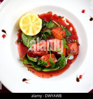 Wildlachs gefangen in einer Verringerung der Sauce mit grünen Stockfoto