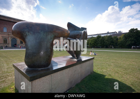 Deutschland, Bayern, München, Skulptur von Henry Moore vor der alten Pinakothek Stockfoto