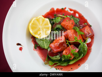 Wildlachs gefangen in einer Verringerung der Sauce mit grünen Stockfoto