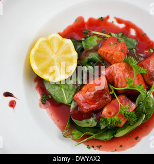 Wildlachs gefangen in einer Verringerung der Sauce mit grünen Stockfoto
