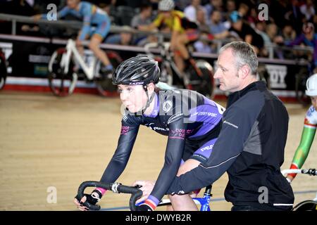 Lee Valley VeloPark, London, UK. 14. März 2014. Revolution Series Track Cycling Runde 5, Tag 1. Katie Archibald Schlange für die Omnium Beseitigung Rennen Credit: Neville Stile/Alamy Live News Stockfoto