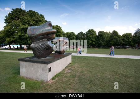 Deutschland, Bayern, München, Skulptur von Henry Moore vor der alten Pinakothek Stockfoto