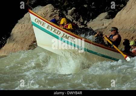 Grand Canyon Dory läuft Lava Falls auf dem Colorado River im Grand Canyon Nationalpark in Arizona Stockfoto