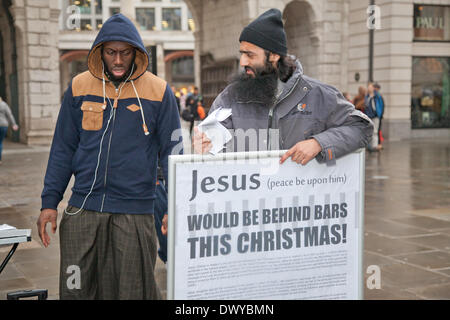 Datei-PIX von Royal Barnes, die heute für die Tötung von Lee Rigby Spott verurteilt wurde. 24. Dezember, London, UK. Königliche Barnes und ein weiteres Mitglied einer radikalen muslimischen Gruppe ein Schild draußen St Pauls Cathedral. Bildnachweis: Nelson Pereira/Alamy Live News Stockfoto