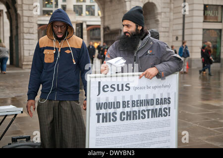 Datei-PIX von Royal Barnes, die heute für die Tötung von Lee Rigby Spott verurteilt wurde. 24. Dezember, London, UK. Königliche Barnes und ein weiteres Mitglied einer radikalen muslimischen Gruppe ein Schild draußen St Pauls Cathedral. Bildnachweis: Nelson Pereira/Alamy Live News Stockfoto