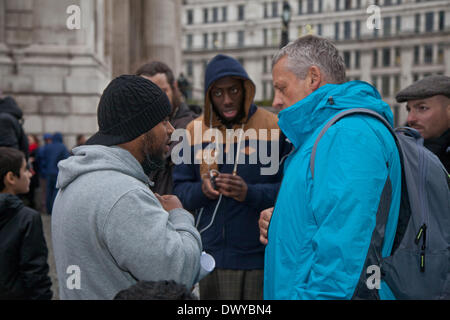 Datei-PIX von Royal Barnes, die heute für die Tötung von Lee Rigby Spott verurteilt wurde. 24. Dezember, London, UK. Ein Polizist fragt Anjem Chowdary, schalten Sie die Louspeaker verwendet wird, da es über 30 Beschwerden von den Leuten warten auf St Pauls Cathedral zu betreten. Bildnachweis: Nelson Pereira/Alamy Live News Stockfoto