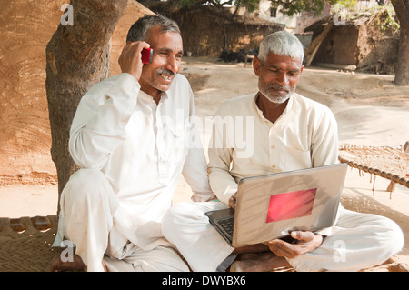 Indischen Bauern sitzen zu Hause mit Laptop Stockfoto