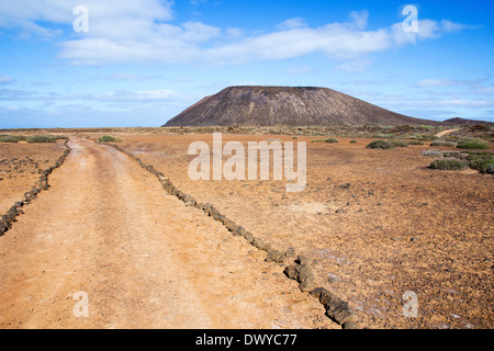 Trail und Vulkan auf der Insel Los Lobos, in der Nähe von Fuerteventura auf den Kanarischen Inseln, Spanien. Stockfoto