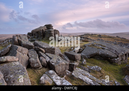 Weiche Pastell rosa Sonnenuntergang von Belstone Tor Dartmoor Nationalpark Devon Uk Stockfoto