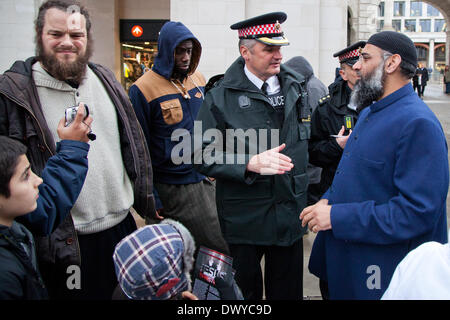 Datei-PIX von Royal Barnes, die heute für die Tötung von Lee Rigby Spott verurteilt wurde. 24. Dezember, London, UK. Ein Polizist fragt Anjem Chowdary, schalten Sie die Louspeaker verwendet wird, da es über 30 Beschwerden von den Leuten warten auf St Pauls Cathedral zu betreten. Bildnachweis: Nelson Pereira/Alamy Live News Stockfoto