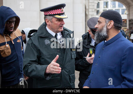 Datei-PIX von Royal Barnes, die heute für die Tötung von Lee Rigby Spott verurteilt wurde. 24. Dezember, London, UK. Ein Polizist fragt Anjem Chowdary, schalten Sie die Louspeaker verwendet wird, da es über 30 Beschwerden von den Leuten warten auf St Pauls Cathedral zu betreten. Bildnachweis: Nelson Pereira/Alamy Live News Stockfoto