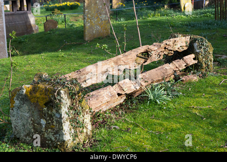 Eine Reihe von mittelalterlichen Bestände in einem Zustand des Verfalls auf dem Kirchhof von St. John's, Piddinghoe, East Sussex, UK Stockfoto