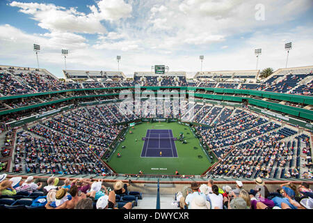 Indische Brunnen, Kalifornien, USA. 13. März 2014. Quartal die Abschlussaktion zwischen Sloane Stephens [17] (USA) das Spiel gegen Flavia Pennetta [20] (ITA) während der BNP Paribas Open, bei den Indian Wells Tennis Garden in Indian Wells, CA. Credit: Action Plus Sport/Alamy Live News Stockfoto
