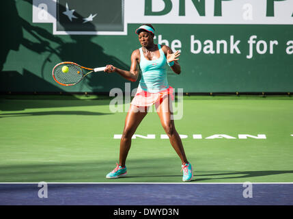 Indische Brunnen, Kalifornien, USA. 13. März 2014. Quartal die Abschlussaktion zwischen Sloane Stephens [17] (USA) das Spiel gegen Flavia Pennetta [20] (ITA) während der BNP Paribas Open, bei den Indian Wells Tennis Garden in Indian Wells, CA. Credit: Action Plus Sport/Alamy Live News Stockfoto