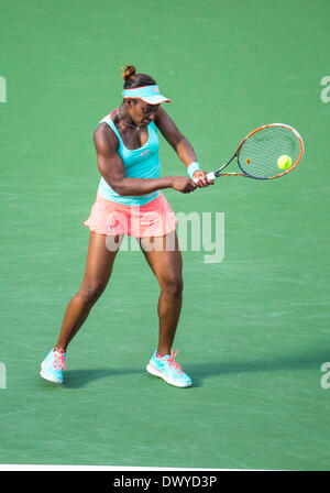 Indische Brunnen, Kalifornien, USA. 13. März 2014. Quartal die Abschlussaktion zwischen Sloane Stephens [17] (USA) das Spiel gegen Flavia Pennetta [20] (ITA) während der BNP Paribas Open, bei den Indian Wells Tennis Garden in Indian Wells, CA. Credit: Action Plus Sport/Alamy Live News Stockfoto