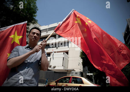 Mexico City, Mexiko. 14. März 2014. Eine chinesische Leben in Mexiko hält eine Nationalflagge von China während einer Protestaktion gegen Kommentare und Aktionen von Japan auf die Diaoyu-Inseln von China vor der japanischen Botschaft in Mexiko-Stadt, Hauptstadt von Mexiko, am 14. März 2014. Bildnachweis: Alejandro Ayala/Xinhua/Alamy Live-Nachrichten Stockfoto