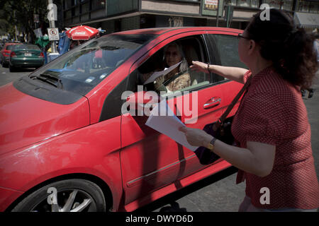 Mexico City, Mexiko. 14. März 2014. Eine chinesische Leben in Mexiko verteilt Flugblätter während einer Protestaktion gegen Kommentare und Aktionen von Japan auf die Diaoyu-Inseln von China vor der japanischen Botschaft in Mexiko-Stadt, Hauptstadt von Mexiko, am 14. März 2014 Menschen. Bildnachweis: Alejandro Ayala/Xinhua/Alamy Live-Nachrichten Stockfoto