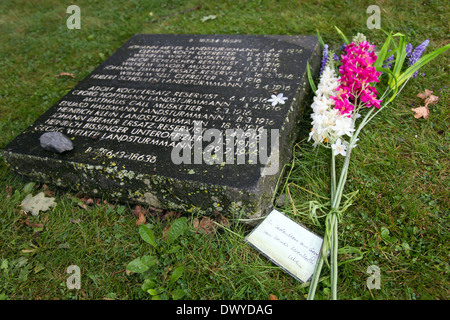 Mark Lange, Belgien, Grabplatte der Gefallenen auf dem deutschen Soldatenfriedhof Lange Mark Stockfoto