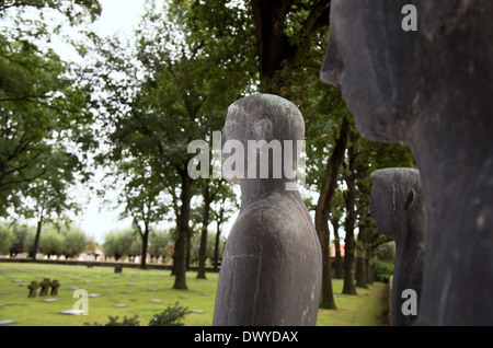 Mark Lange, Belgien, Figurengruppe von trauernden Soldaten auf dem deutschen Soldatenfriedhof Lange Mark Stockfoto