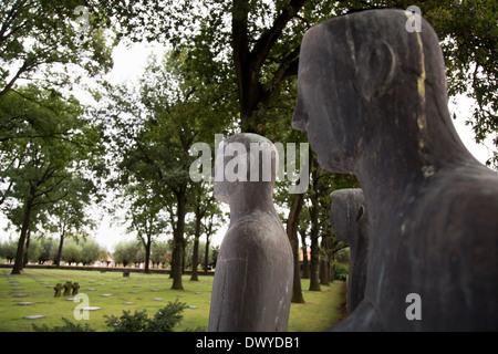 Mark Lange, Belgien, Figurengruppe von trauernden Soldaten auf dem deutschen Soldatenfriedhof Lange Mark Stockfoto