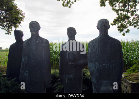 Mark Lange, Belgien, Figurengruppe von trauernden Soldaten auf dem deutschen Soldatenfriedhof Lange Mark Stockfoto