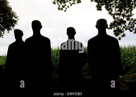 Mark Lange, Belgien, Figurengruppe von trauernden Soldaten auf dem deutschen Soldatenfriedhof Lange Mark Stockfoto