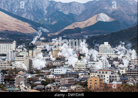 Dampf steigt aus heißen Quellen in der Stadt Yufuin, Yufu, Oita Präfektur, Japan Stockfoto